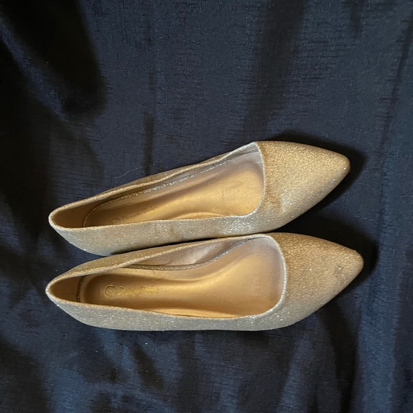 Sparkly gold flats size 7 - Picture 2 of 8